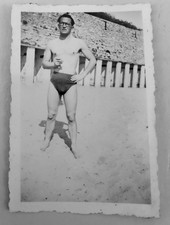 Homme torse nu en maillot de