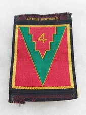 Un insigne tissu militaire " 4° DIVISION D'INFANTERIE ".