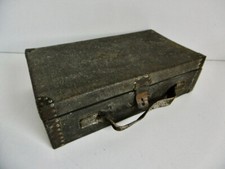 PETITE VALISE DE POUPÉE ANCIENNE OU JOUET ÉPOQUE 1900 AVEC CARTE CHROMO DE 1907