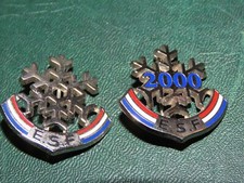 Lot de 2 insignes, broches
