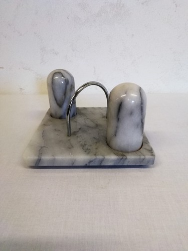 Salière poivrière avec - et,