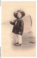 AVMP9-0808-ENFANT - PETITE FILLE AVEC UN CHAPEAU ET UN OUTIL SUR L'EPAULE