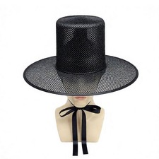 Cosplay d'adultes avec chapeau