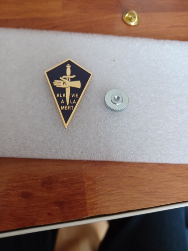 Insigne boutonnière vis - de,