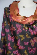 Kenzo. Sublime brocart jacquard façonné fond noir papillon rose rouge or. 2M50