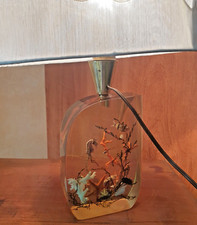 Lampe avec pied en résine inclusion hippocampe et abat jour tissu forme voile