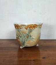 magnifique cache pot en faience barbotine en relief décor floral signé Lunéville