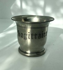 Timbale en étain gravée