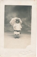 Photo-carte fillette debout