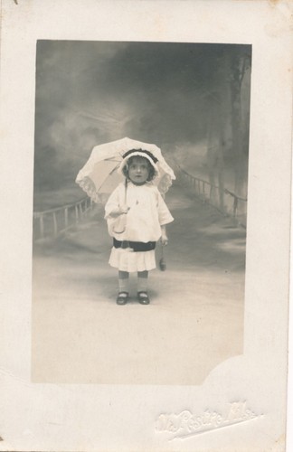 Photo carte fillette debout - photo-carte,