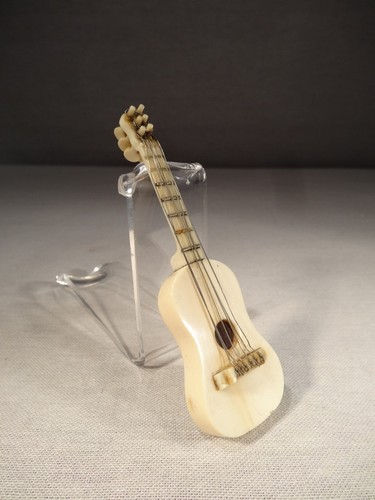 Ancienne petite guitare - petite,
