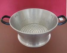 ANCIENNE PASSOIRE EGOUTTOIR. TAMIS en ALUMINIUM..  VINTAGE. Diamètre 26 Cm