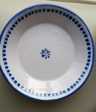 ASSIETTE TRES ANCIENNE EN FAIENCE BLANCHE DECOR POINTS ET FLEURS BLEUES