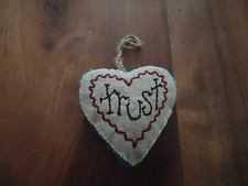 DECORATION EN TISSU A SUSPENDRE - COEUR inscription TRUST