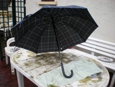 un parapluie homme a carreaux