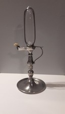 Lampe clepsydre à huile en étain ou horloge, réservoir en verre et ruban gradué.