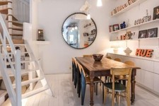 Table de bistrot en bois maron pour 8 à 12 personnes