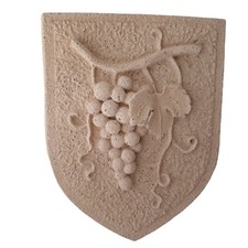 Blason vigne sculpture raisin, pierre reconstituée artisanale  bas relief France