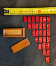Ancien jeu de dominos miniature en bois rouge, complet, avec sa boite