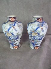 PAIRE DE VASES en porcelaine de SATSUMA. Japon.