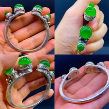 ancien bracelet en filigrane d'argent proche oriental avec pierres de jade vert