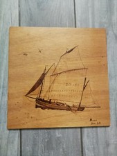 Plaque en bois décorée d'un bateau de pêcheur /voilier