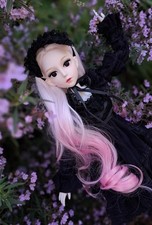 La Sorcière aux Cheveux Roses en Robe Vintage Noire 60 cm Poupée BJD pas Barbie