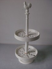 Support de pot à épice fonte émaillée blanche Invicta avec coq de 37 cm