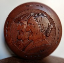 Ancienne belle boîte en bois sculpté signée - Couple de paysans bretons  C6