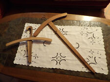 Anciens cintres en bois de pretre,enfant de choeur,robe de soirée,dressing