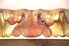 Fragment de frise XVIIIe en bois sculpté peint