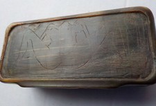 Petite tabatière en corne de vache avec dessin érotique debut 20è