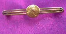 1940s' BROCHE DE BAVOIR DE BÉBÉ protection par Ste THERESE plaqué or jaune