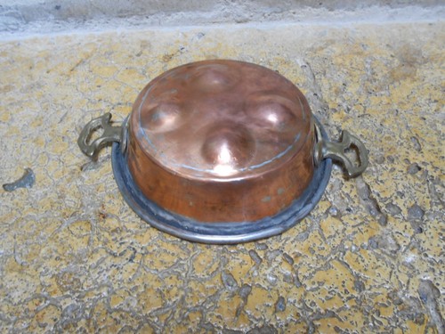 Plat ancien cuivre à - ,