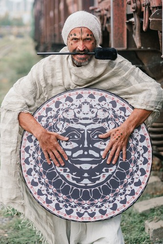 énorme tambour shaman - Énorme, «