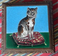 Sous plat en émaux XIXe Bordeaux ou Gien Chat au coussin