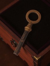 Petite clé ancienne de meuble
