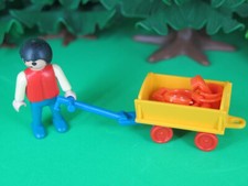 garçon enfant avec jouets de