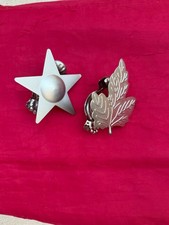 Embrasse 2 pinces à rideaux en métal.