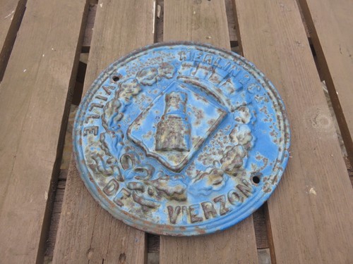 Plaque fonte ville de - /ville,