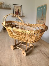 Landeau de poupée en rotin