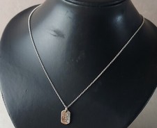 Pendentif plaque avec collier