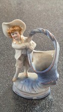 STATUETTE EN BISCUIT PORCELAINE VINTAGE ENFANT TENANT UN PANIER 