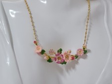 Collier floral avec des roses