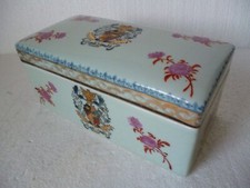 COFFRET EN PORCELAINE DANS LE GOÛT DE LA CIE DES INDES - 10,5 X 20,5 X H 10 CM