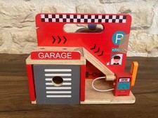 Garage en bois pour enfant – avec station-service, rampe et voiture – Vintage