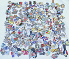 Lot de 200 insignes militaires