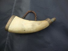 chasse poire à poudre avec bec gradué , corne de bovin .