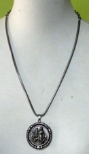 Collier pendentif scène de chasse