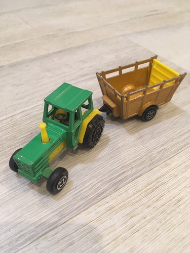 Ancien tracteur avec remorque - ancien,